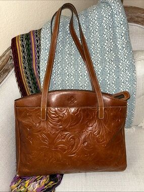 Patricia Nash Varsi Tote Bag. Women's Leather Shoulder Bag - suede inside.